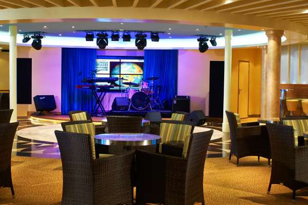 Ocean Plaza is an indoor entertainment hub—think live music, trivia, dance classes, and games—kept close to the sea breeze and sunshine. After dark, it transforms into a vibrant nightlife spot.
Cost: Included