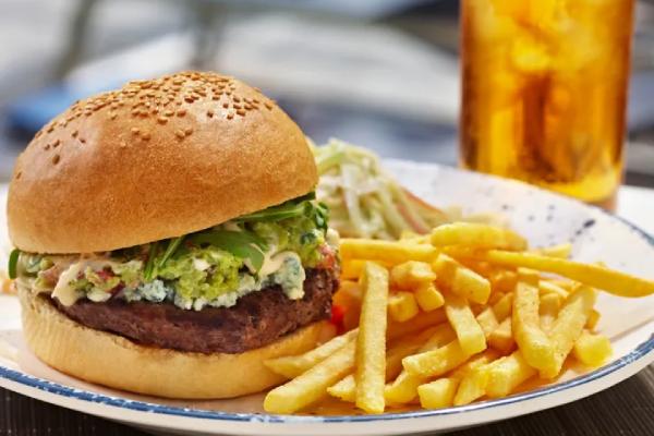 In a poolside atmosphere that welcomes lounging and leisurely dips in the water, the Pool Grill offers casual fare prepared to order. For a lighter meal, a small salad bar is available.