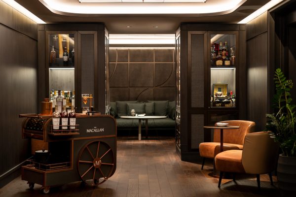 In a fast-paced world, slow down and discover the joy in every indulgent detail. Cap off your day with a premium cognac in this intimate lounge with its comfortable furnishings. An excellent selection of premium hand-rolled cigars is showcased in the state-of-the-art humidor.