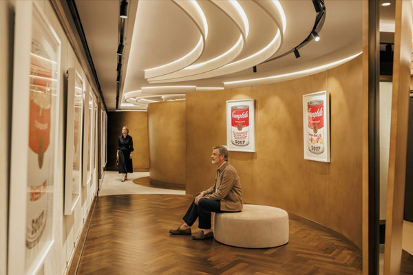 The Explora Journeys Gallery d'Arte transcends traditional boundaries, serving as both a captivating visual experience and a sanctuary for honing artistic skills.?