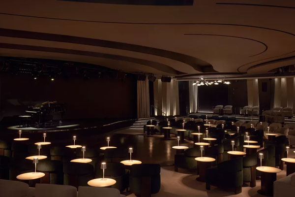 The most spacious onboard lounge welcomes mixology specialists, enrichment activities and cabaret-style entertainment daily. This venue is designed to continuously evolve and transform throughout the day to suit the changing mood of your ocean journey.